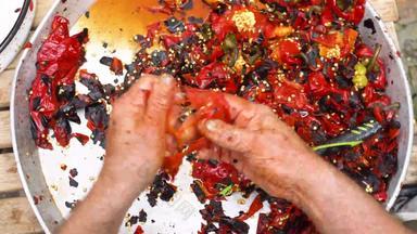 清洁烤红色的辣椒刀手人视图速度视频