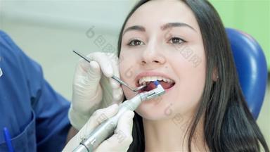 牙医完成查看牙齿病人女孩