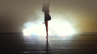 漂亮的年轻的女演员执行温柔的跳舞元素现代当代<strong>编排</strong>烟雾缭绕的背光工作室