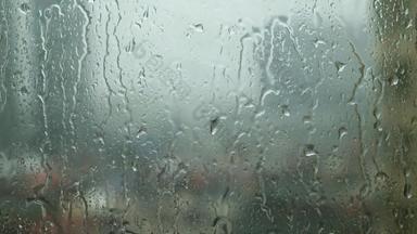 雨滴滴窗口玻璃