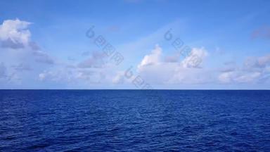 无人机视图旅游宁静的旅游海滩旅行蓝色的绿色水白色桑迪背景