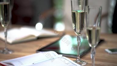 玻璃香槟日记桌面经理会议房间