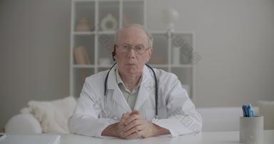 肖像教授医学进行网络研讨会办公室诊所岁的男人。相机说话