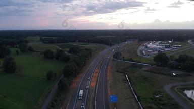 空中幻灯片欧洲高速公路日落车交通