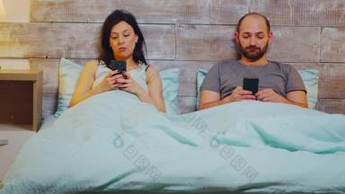变焦拍摄夫妇毯子床上智能手机睡眠