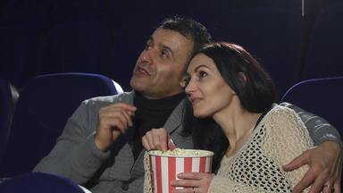 成熟的快乐夫妇享受日期电影看电影