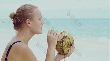 女人海滩喝椰子