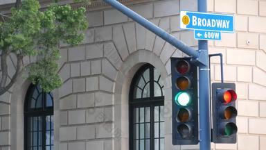 百老汇街地名标志交通光支柱美国路十字路口市中心城市十字路口城市中央业务区铭牌横幅标题主要大道
