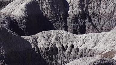 画沙漠阳光明媚的一天多样化的沉积岩石粘土洗水石化森林国家公园美国亚利桑那州