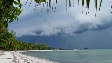 挥舞着蓝色的海桑迪海岸KOH寒岛湿<strong>雨季</strong>节泰国飓风风暴警告异国情调的热带海洋海滩快风不祥的云危险台风雷雨