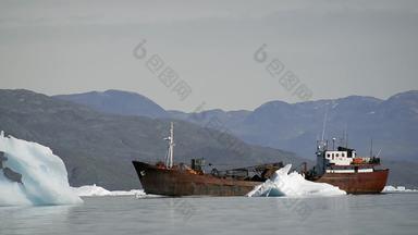 生锈的船航行冰山关闭纳尔萨克南格陵兰岛格陵兰岛