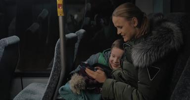 孩子妈妈。旅行公共汽车照片手机