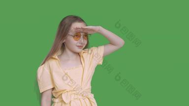女孩少年透明的绿色背景年轻的女孩黄色的眼镜衣服凝视距离绿色背景α通道键控绿色屏幕