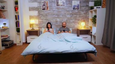 变焦拍摄夫妇铺设舒适的床上<strong>录制</strong>智能手机