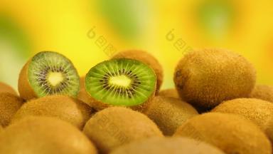 成熟的猕猴桃一半猕猴桃水果表格绿色黄色的背景