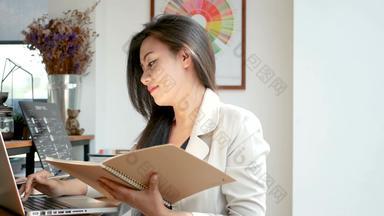 美丽的亚洲业务女人坐着电脑移动<strong>PC</strong>键控数据阅读翻转请注意书<strong>页面</strong>咖啡商店咖啡馆城市早....业务人生活方式