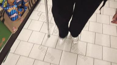 残疾女人走超市拐杖