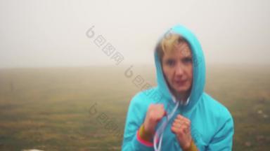 女孩蓝色的装运行练习<strong>跆拳道</strong>温暖的冷天气雾强大的风秋天