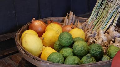 篮子水果蔬菜编织篮子柑橘类蔬菜地板上木墙