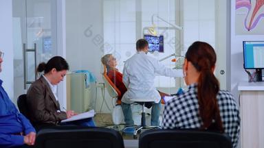 病人坐着椅子等待房间<strong>口腔诊所</strong>填充