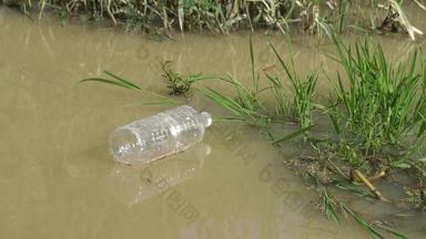 塑料瓶流棕色（的）河