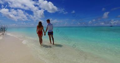 年轻的夫妇浪漫的度蜜月享受奢侈品海滩阳光明媚的白色桑迪背景