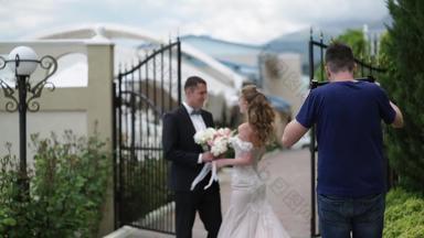 videograph拍摄<strong>视频</strong>替身年轻的美丽的<strong>新娘</strong>婚礼衣服新郎会议新婚夫妇