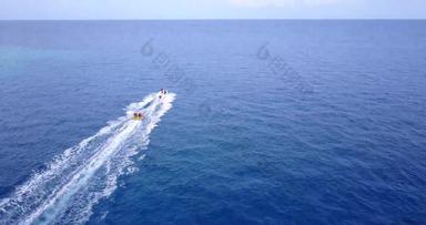 白色船航行热带湾东南亚洲