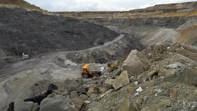 开放坑煤炭矿业挖掘机加载土壤转储卡车煤炭我的
