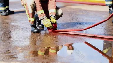 消防队员滚动火软管国际火培训中心达灵顿达勒姆英格兰