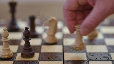 专业慢运动拍摄白色烟采取黑色的主教国际象棋游戏业务竞争<strong>策略</strong>领导成功概念商人国际象棋董事会游戏计划<strong>策略策略</strong>