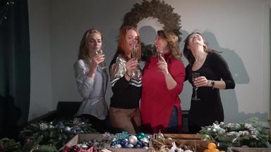 准备庆祝活动圣诞节一年节日聚会，<strong>派对</strong>年轻的女性碰杯眼镜香槟有趣的女孩使花环冷杉分支机构车间设计假期