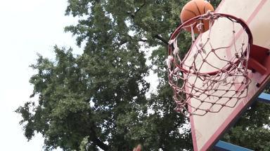 高加索人男人。篮球街球员手抛出球篮子户外法院城市公园打击目标达到目标