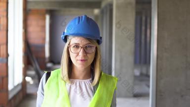 女工程师走建设网站肖像手持视频