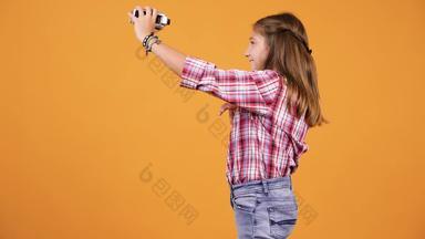 漂亮的年轻的女孩视频博客摄像机