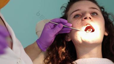 牙齿检查牙医的办公室牙医检查女孩牙齿牙医椅子