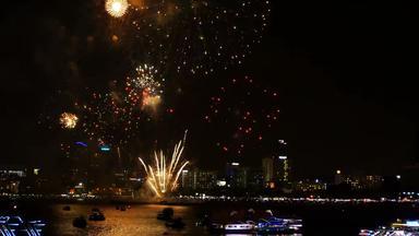 镜头真正的烟花节日天空庆祝活动晚上城市视图背景船浮动海前景海岸一边