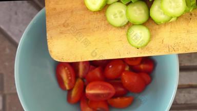 前视图人削减新鲜的蔬菜沙拉厨房表格准备夏天维生素沙拉倒<strong>切片黄瓜</strong>董事会板西红柿
