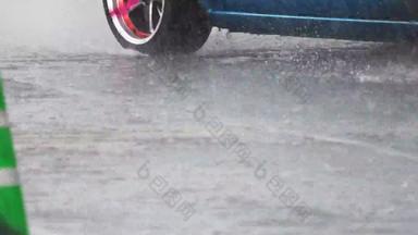<strong>车轮</strong>滑湿滑的湿路多<strong>雨</strong>的一天
