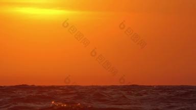 海波低角视图日落日出拍摄