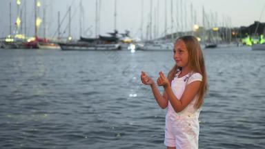 少年女孩挥舞着头发风晚上海港口景观快乐女孩使海游艇背景晚上港口旅行