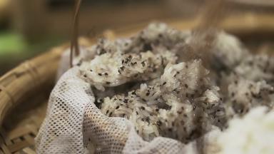 蒸黏糊糊的大米芝麻当地的粮食维生素食物亚洲