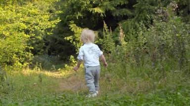 男孩走路径森林