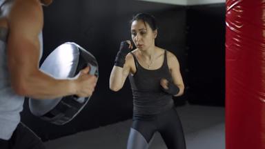 女人培训拳击个人教练教练教学女拳击手战斗实践