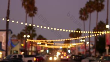 装饰盯着加兰灯棕榈树轮廓晚上天空模糊背景街装饰灯加州节日灯饰海滩聚会，派对热带假期概念