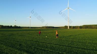 观点斯洛男孩女孩玩足球风涡轮机布雷达北布拉班特荷兰