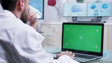 静态肩膀拍摄医疗工作人员工作绿色屏幕移动PC
