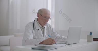 男性医生阅读科学文章屏幕笔记本冲浪互联网教育先进的培训