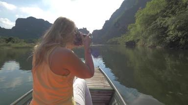 女人旅游采取照片页自然越南