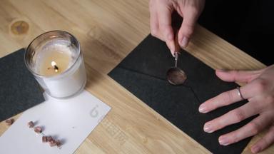 对于热蜡信封打印石蜡模糊有选择性的焦点黑色的信封木青铜勺子